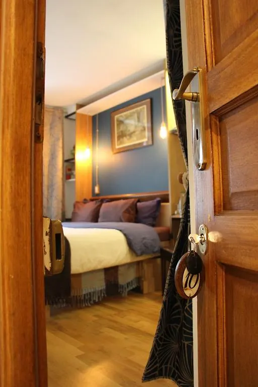 Homestay Private In A Parisian Homestay! - Close To It All!